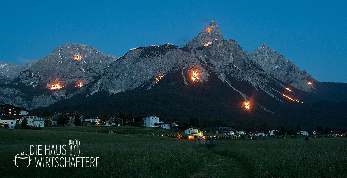 Bergfeuer zu Johanni im benachbarten Tirol (Ehrwald)