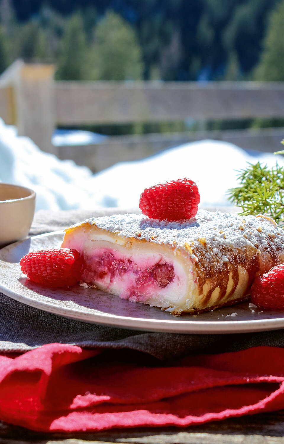 Topfenstrudel mit Himbeeren