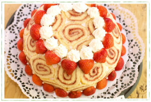 Charlotte mit Erdbeeren