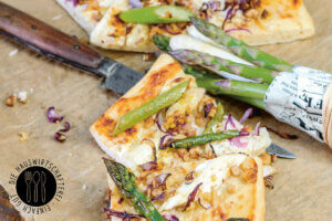 Flammkuchen mit Spargel vegetarisch